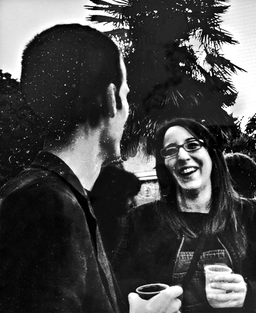 Photo des années 2000 d'une conversation entre deux personnes dont Donia, la fondatrice.